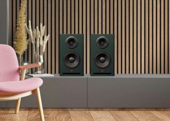 Altavoces Antelope Atlas i8 em una mesa