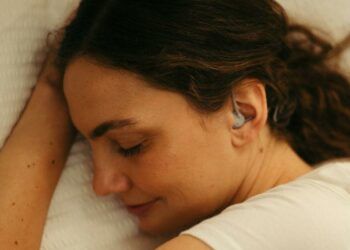 Mujer durmiendo con los Philips x Kokoon Sleep Headphones