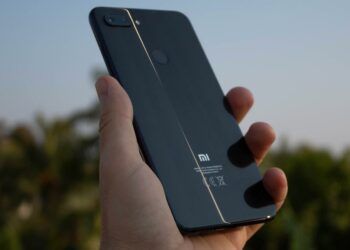 Smartphone de Xiaomi en una mano