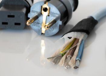 La fase eléctrica: esa gran olvidada que puede proteger nuestro televisor y equipo ante un apagón eléctrico