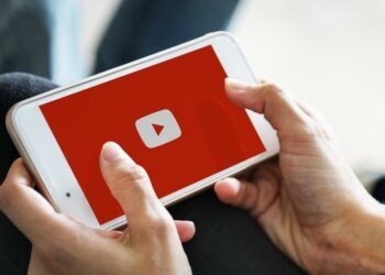 Smartphone en apaisado con YouTube