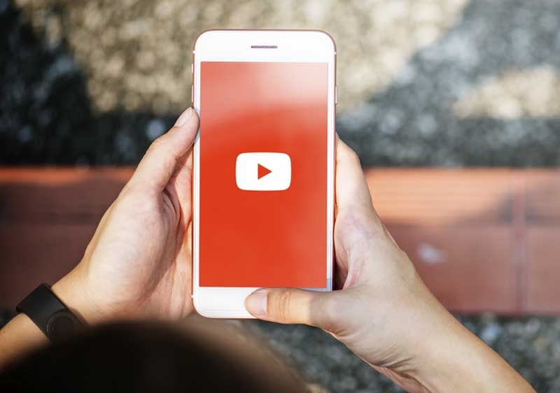 Smartphone con logo de YouTube