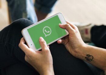 Uso de WhatsApp en un teléfono en apaisado