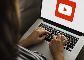 Uso de un portátil con el logo de YouTube