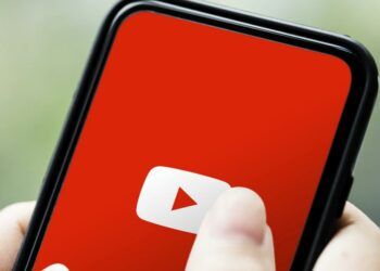 Logo de YouTube en un smartphone