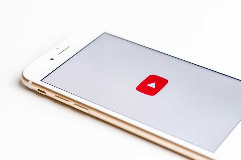 Logo de YouTube en un smartphone