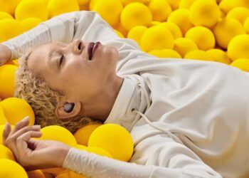 Chica con unos auriculares Jabra Elite