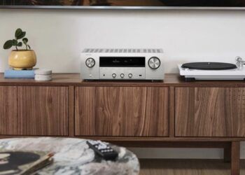 Denon DRA-900H en una mesa