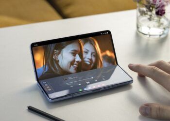 Samsung Galaxy Z Fold5 en una mesa