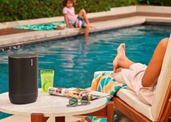 Altavoz Sonos Move en la piscina