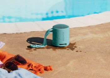 Sony SRS-XB100 al lado de una piscina