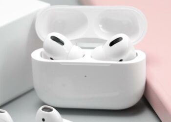 Auriculares Apple AirPods con funda blanca