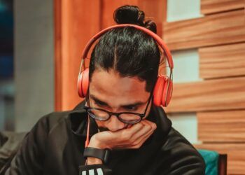 Chico con unos auriculares inalámbricos