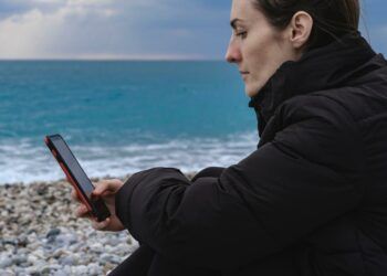 Chica leyendo con un Android