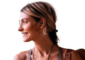 Chica con los auriculares Creative Zen Air DOT