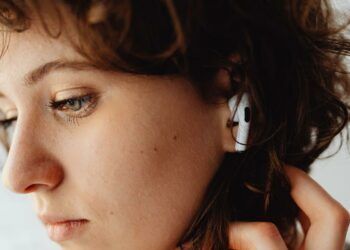 Chica con unos AirPods de Apple