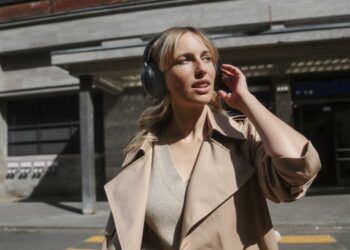 Chica con los auriculares Teufel REAL BLUE PRO