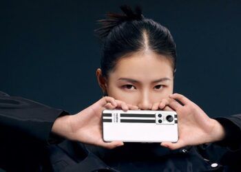 Teléfono realme de color blanco