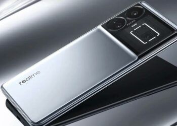 Teléfono realme GT 5 con fondo plateado