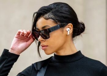 Chica con unos auriculares tipo earbuds