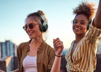 Chicas con los auriculares Creative Zen Hybrid Pro