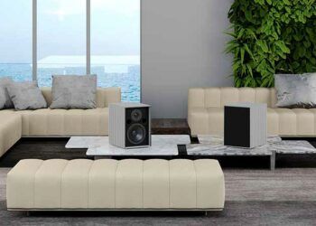 Altavoces Goldmund Melos Passive en una mesa