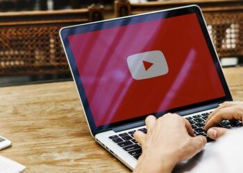 YouTube en un ordenador portátil