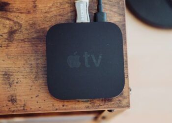 Apple TV en una mesa