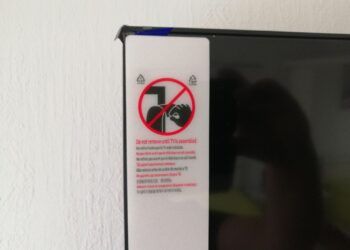 Por qué es imprescindible quitar el plástico protector de tu nuevo televisor lo antes posible