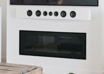 Altavoz PSB T65 en una pared