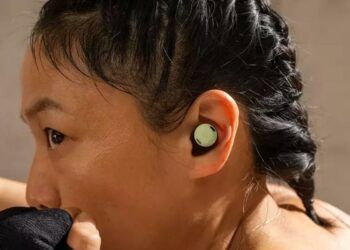 Chica con los Google Pixel Buds Pro