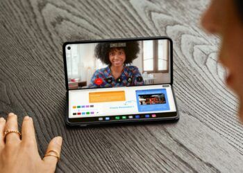 Teléfono OnePlus Open en una mesa