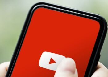 Logo de YouTube en la pantalla de un teléfono