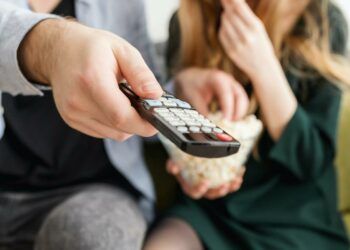 Uso del mando a distancia de una tele