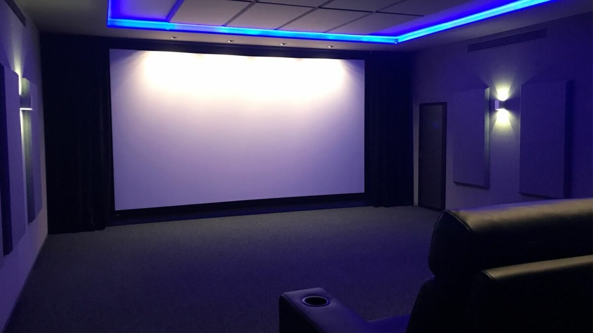 Cómo hacerte una sala de cine dedicada paso a paso, parte 1: proyector y equipo de sonido