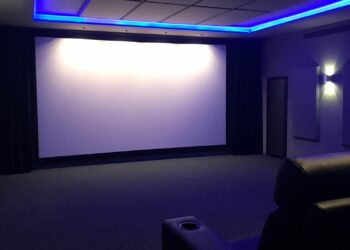 Cómo hacerte una sala de cine dedicada paso a paso, parte 1: proyector y equipo de sonido