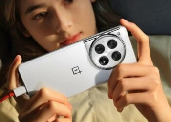 Chica con el OnePlus 12