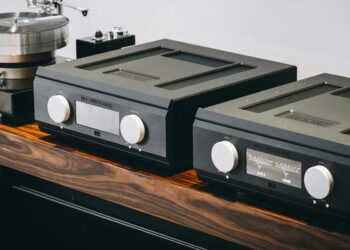 Nuevos Musical Fidelity Nu-Vista DAC y Vinyl 2 en una mesa