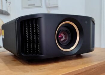 Unboxing JVC NZ8: primeras impresiones del Rey de los proyectores láser