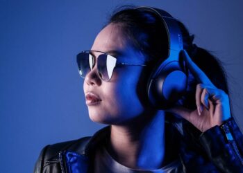 Chica con un auricular