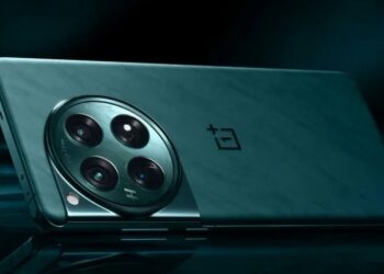 Trasera del OnePlus 12 de color verde