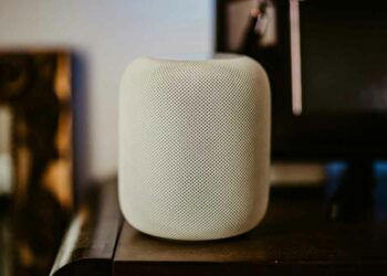 Altavoz HomePod en una mesa