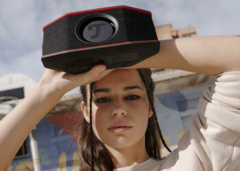 Chica con el altavoz Teufel ROCKSTER GO 2