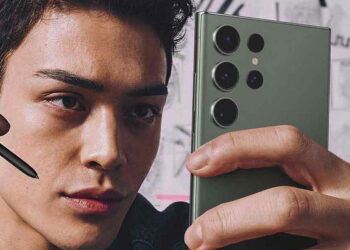 Chico utilizando el Samsung Galaxy S23 Ultra