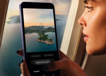 Chica utilziando el Samsung Galaxy S24