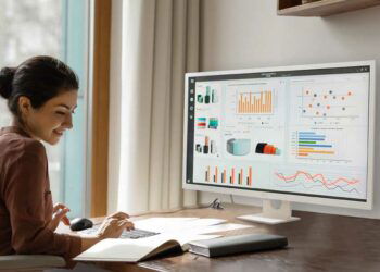 Chica utilizando un LG MyView Smart Monitor