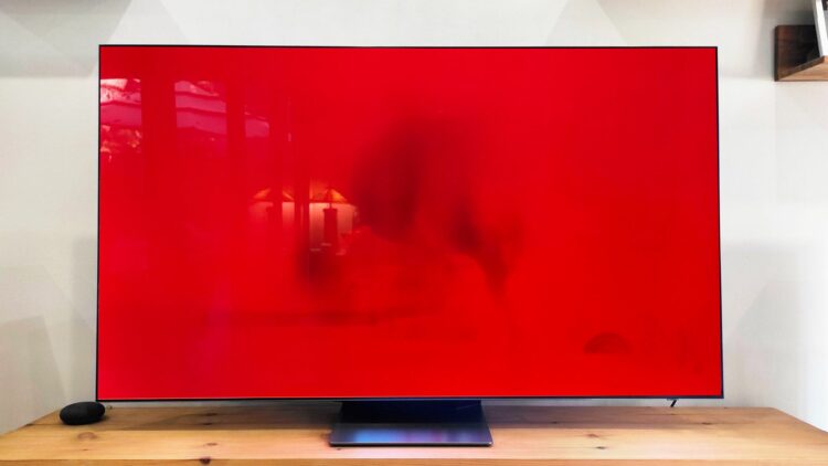Si te han salido manchas oscuras en tu televisor OLED, no son quemados: lo puedes solucionar en 5 minutos