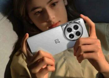 Chica utilizando un OnePlus 12