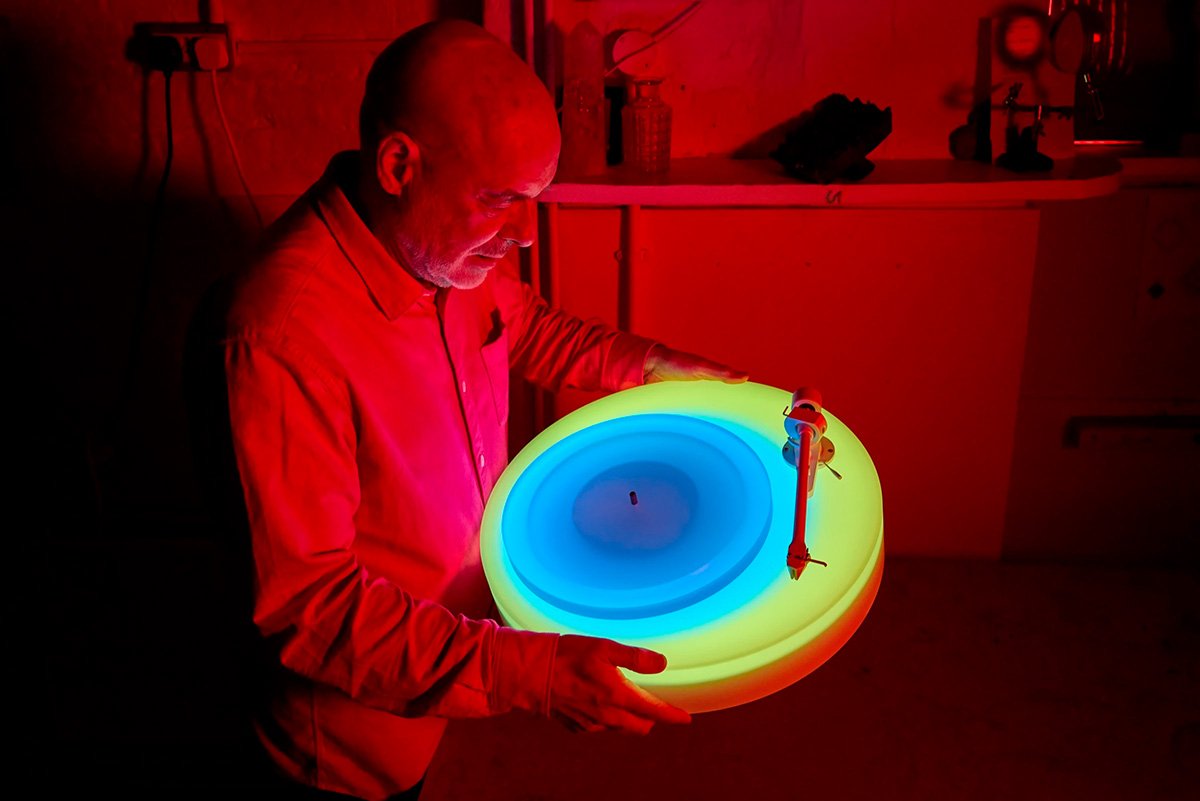 tocadiscos LED de Brian Eno con su creador