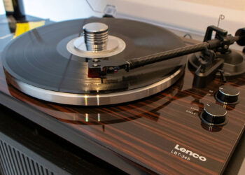 Lenco LBT-345WA, un nuevo tocadiscos de precio ajustado con brazo de fibra de carbono y Bluetooth
